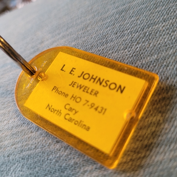 Picture Changing Keychain - Lady Changing Clothes Jewelry Store Ho Phone Cary NC - Picture 2 of 12